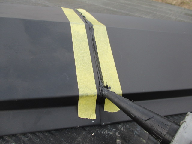 板金の継ぎ目をシーリング中です