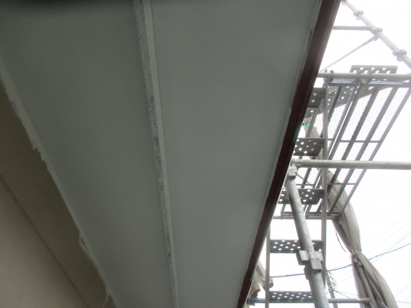 霧よけの軒天塗装が終了しました