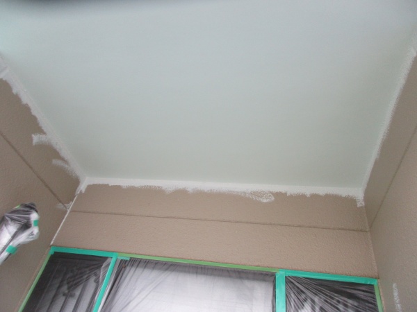 玄関屋根の軒天塗装が終了しました