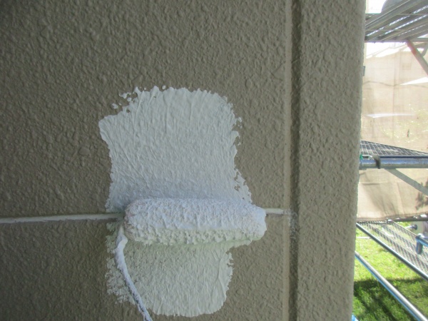 外壁の下塗り中です