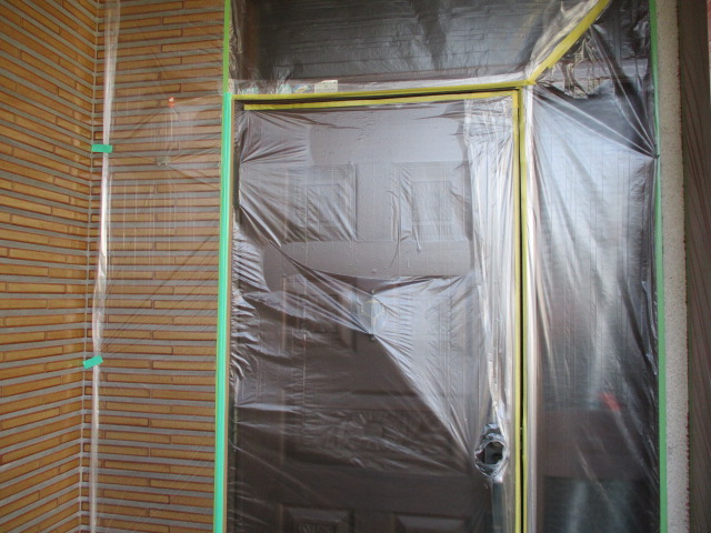 玄関ドアの養生です