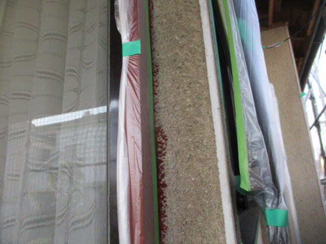 窓枠を養生しました