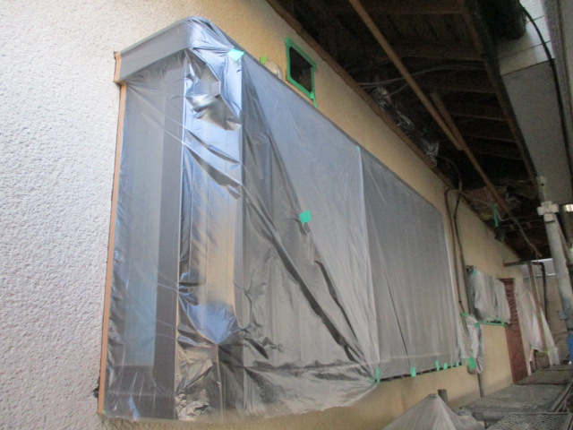 出窓を養生しました