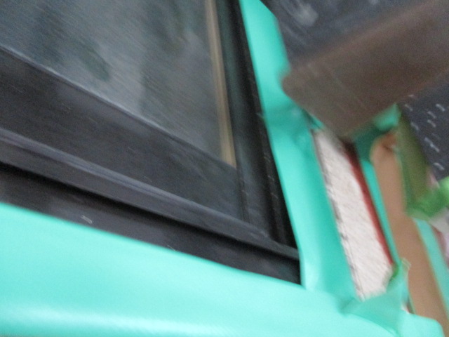 格子の内側の窓を養生しました