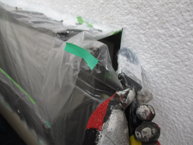 窓周りの刷毛塗装中です