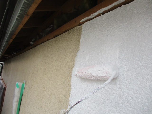 ローラーで下塗り中です