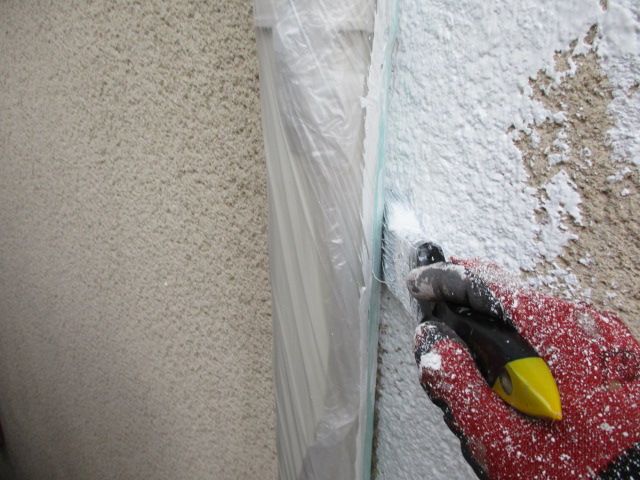 下塗りの刷毛塗装中です