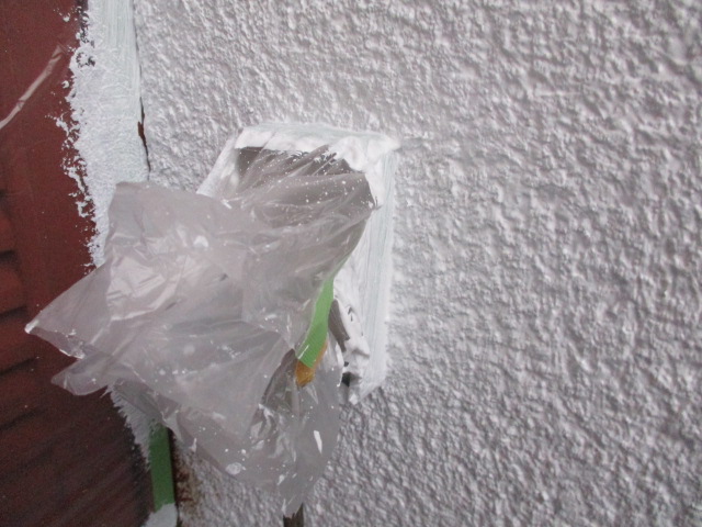 室外コンセントの塗装後の状態です