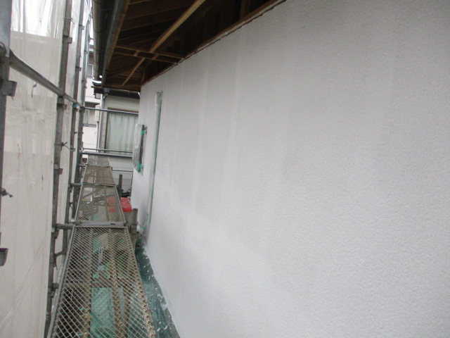 2階の西面の下塗りが終了しました