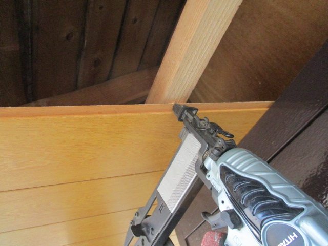 羽目板を固定しました