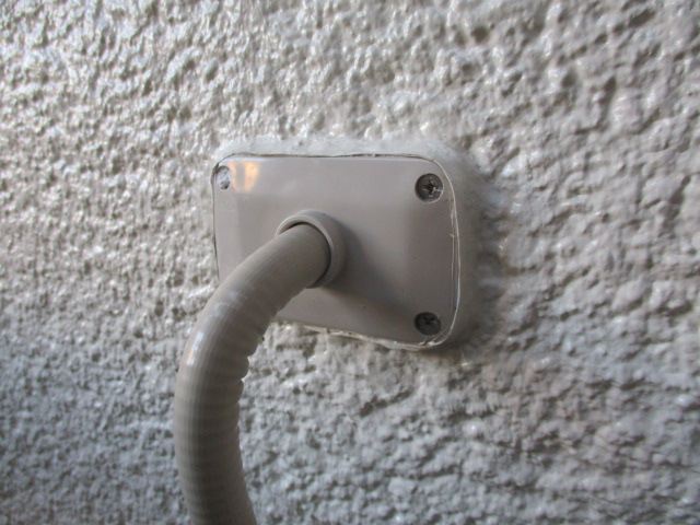 ガス管枠の見切り線を補修しました