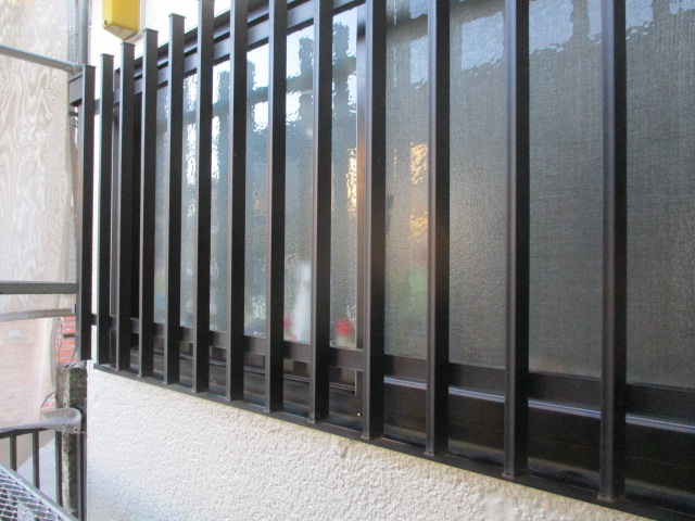 窓枠と格子を掃除しました