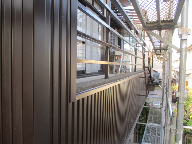 パラペットのカバー工事が終了しました