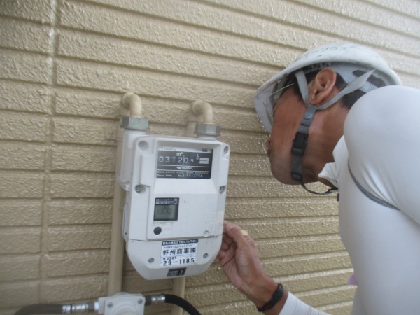 ガスメーター裏のだめ直し中です