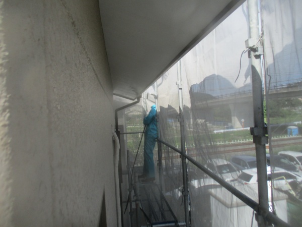 屋根の軒先と鼻隠し破風の洗浄中です