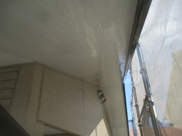 軒天と外壁の洗浄後の状態です