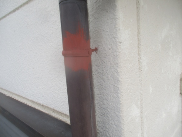 縦樋金具のさび止め塗装をしました