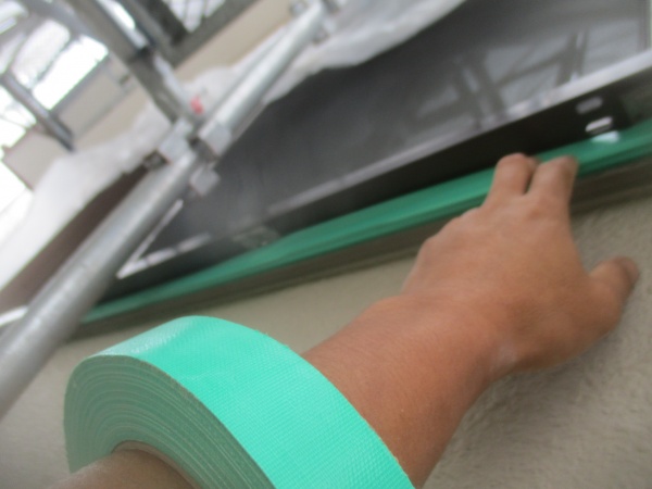 サッシ窓の下側の養生をしました