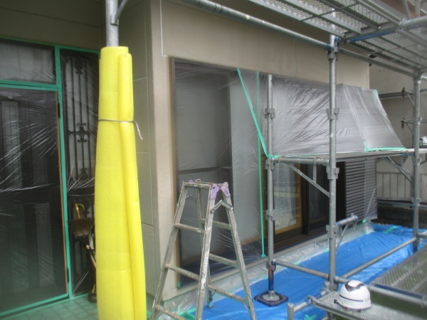 窓周りの引っ張り養生です