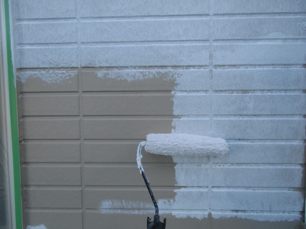 下塗り塗装中です。