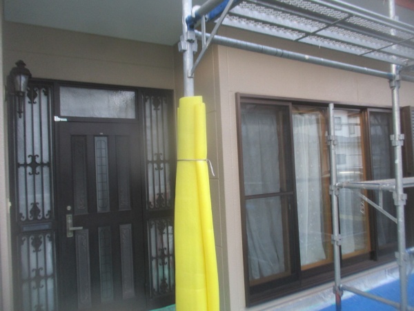 玄関周りの養生払いが終了しました