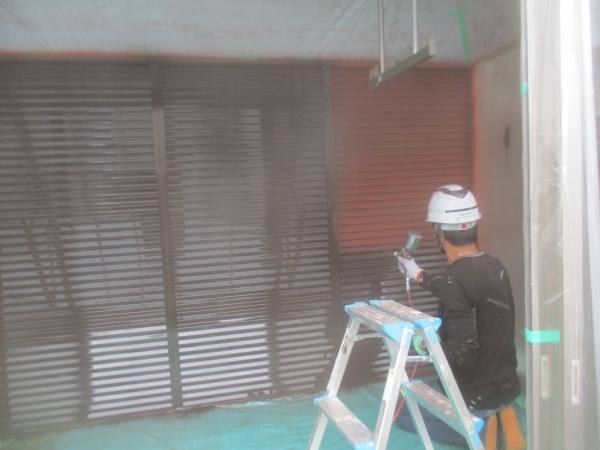 中塗り塗装中です