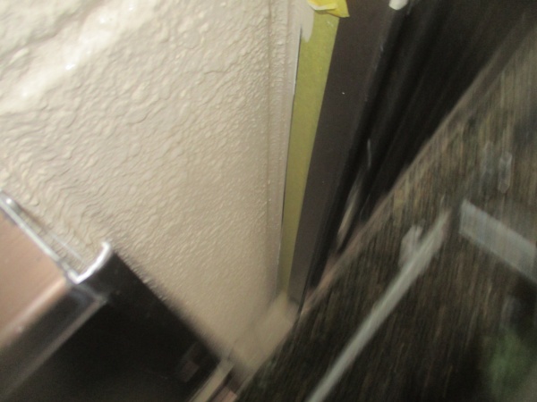 窓枠の見切り線の修正中です