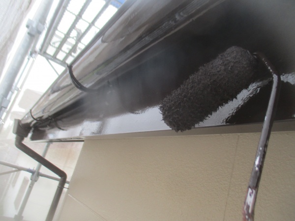 破風板のローラー塗装中です