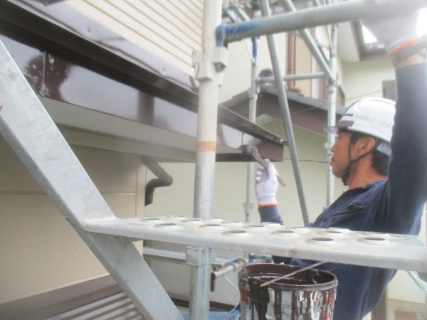 破風板の上塗り中です