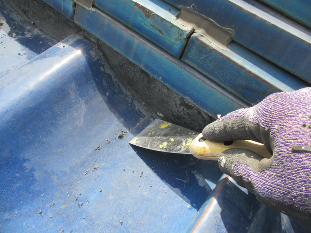 皮すきで清掃中です