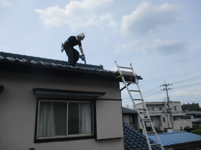 ２階屋根の清掃中です