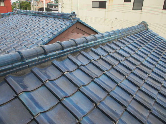 施工後の棟三日月漆喰の状態です