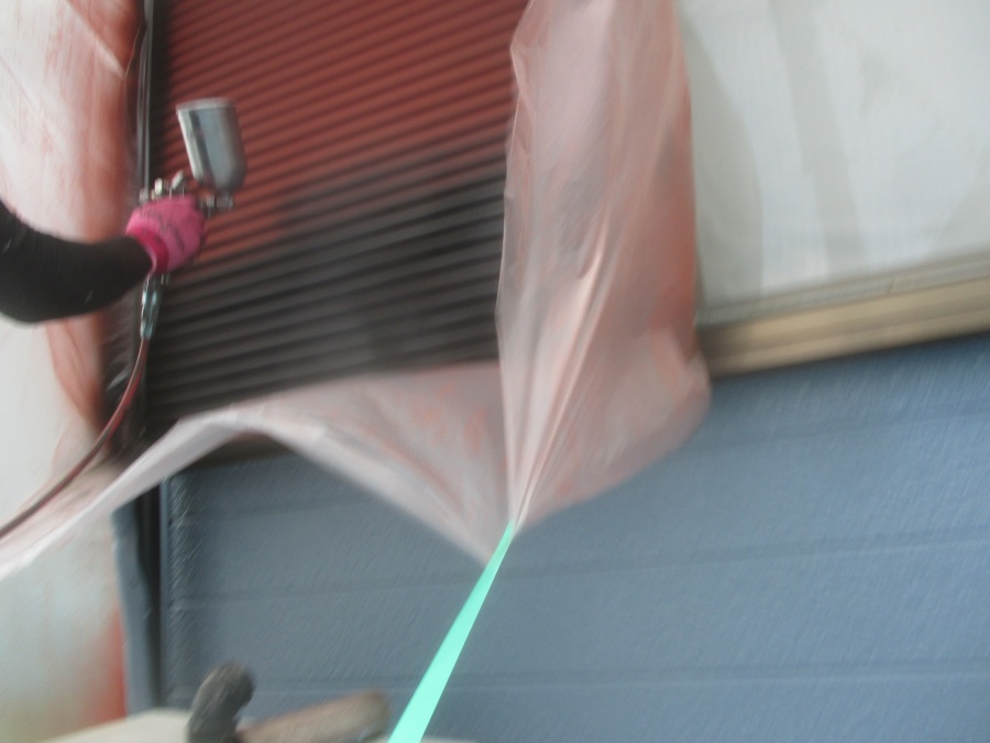 中塗りの吹きつけ中です