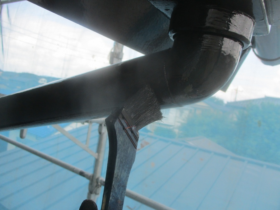 縦樋の上塗り中です