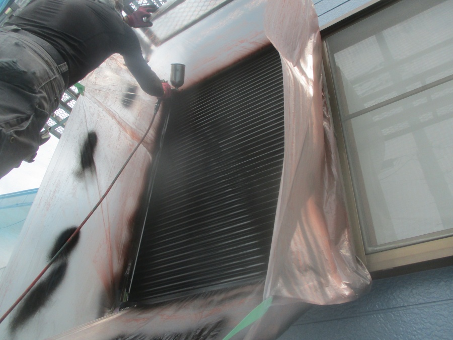 吹きつけ塗装の上塗り中です