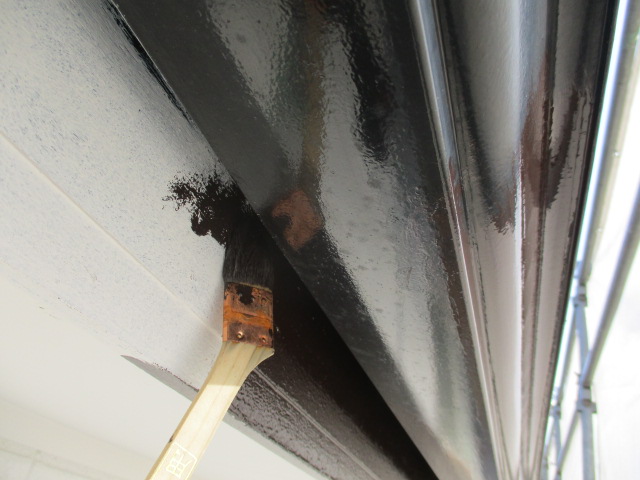 破風板の刷毛塗装中です