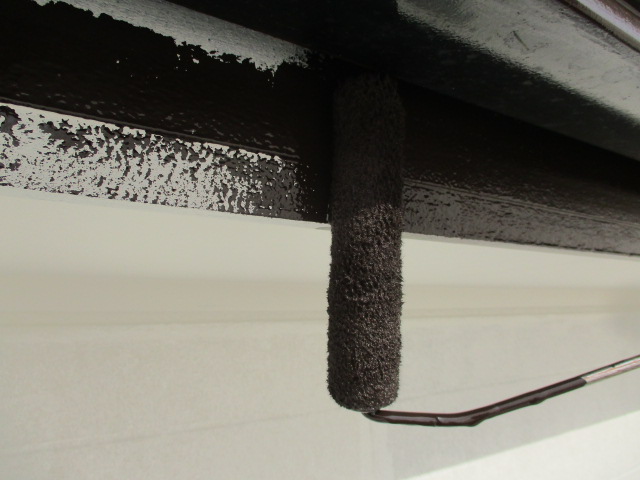 破風板のローラー塗装中です