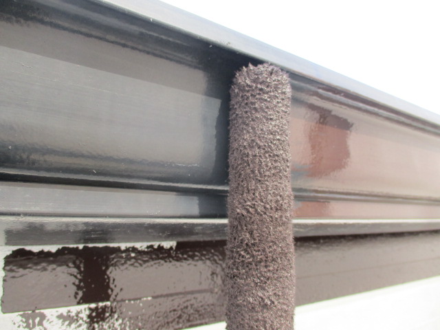 軒樋のローラー塗装中です