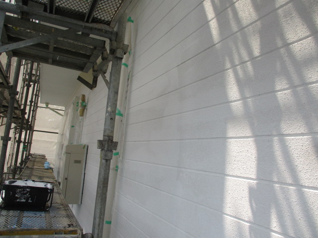 南面の下塗りが終了しました