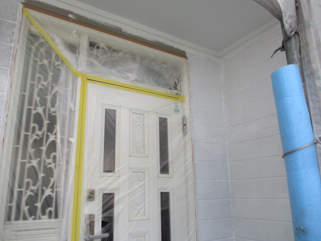 玄関周りの下塗りが終了しました