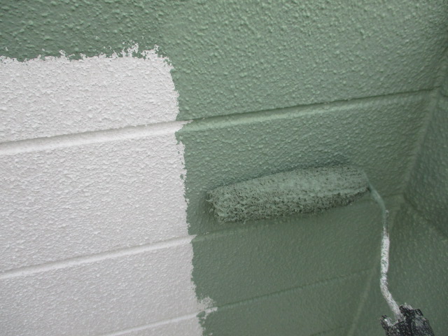 中塗りのローラー塗装中です