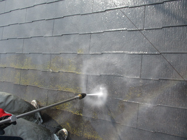 コロニアル屋根の洗浄中です