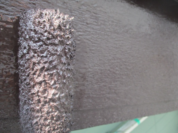 幕板の上塗りローラー塗装中です