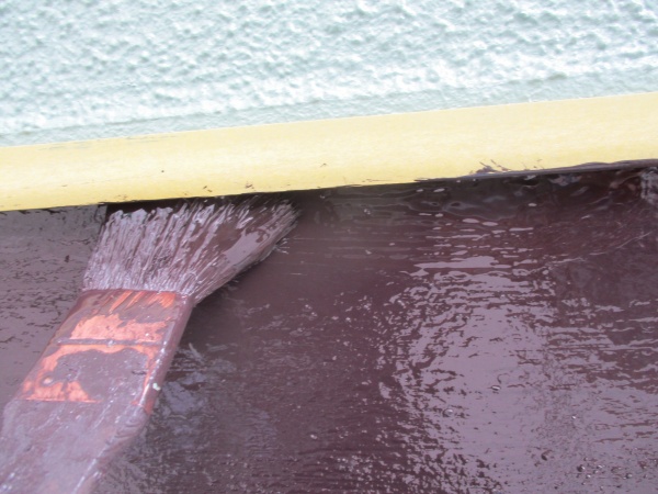 幕板の上塗り刷毛塗装中です