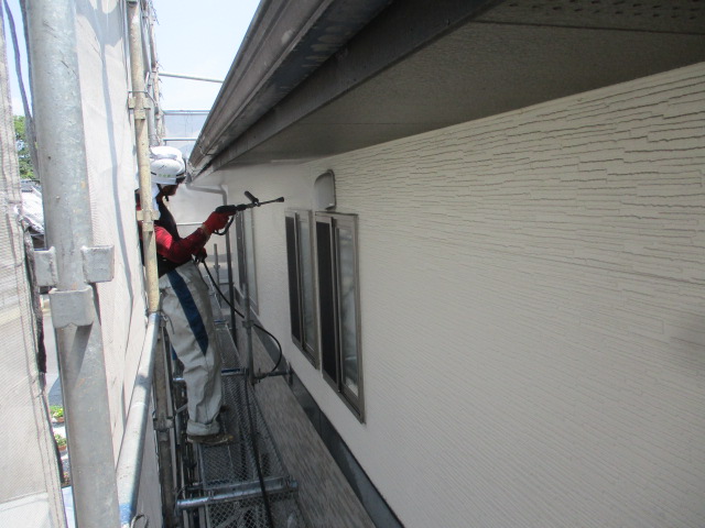 外壁を洗浄中です