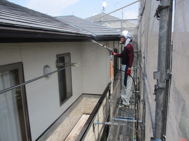 破風板軒樋の洗浄中です