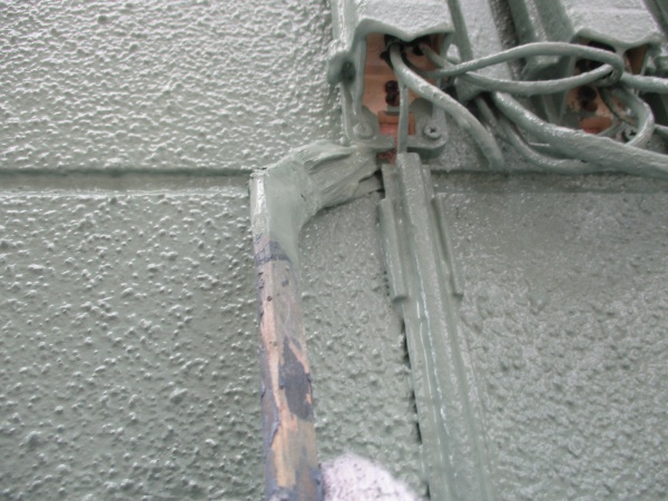 上塗り刷毛塗装中です