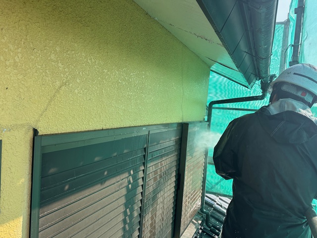 外壁の高圧洗浄中です