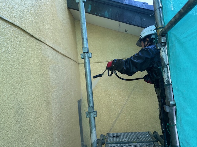 外壁の高圧洗浄中です