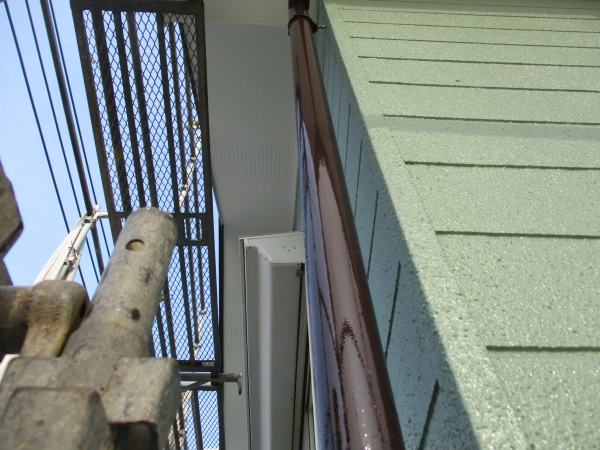 縦樋の上塗りが終了しました